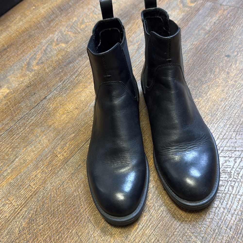 Black leather boots. Leather inner sole, elastic side panels pull on tabs.